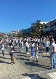Hundreds take part in Plett Jerusalema flash mob